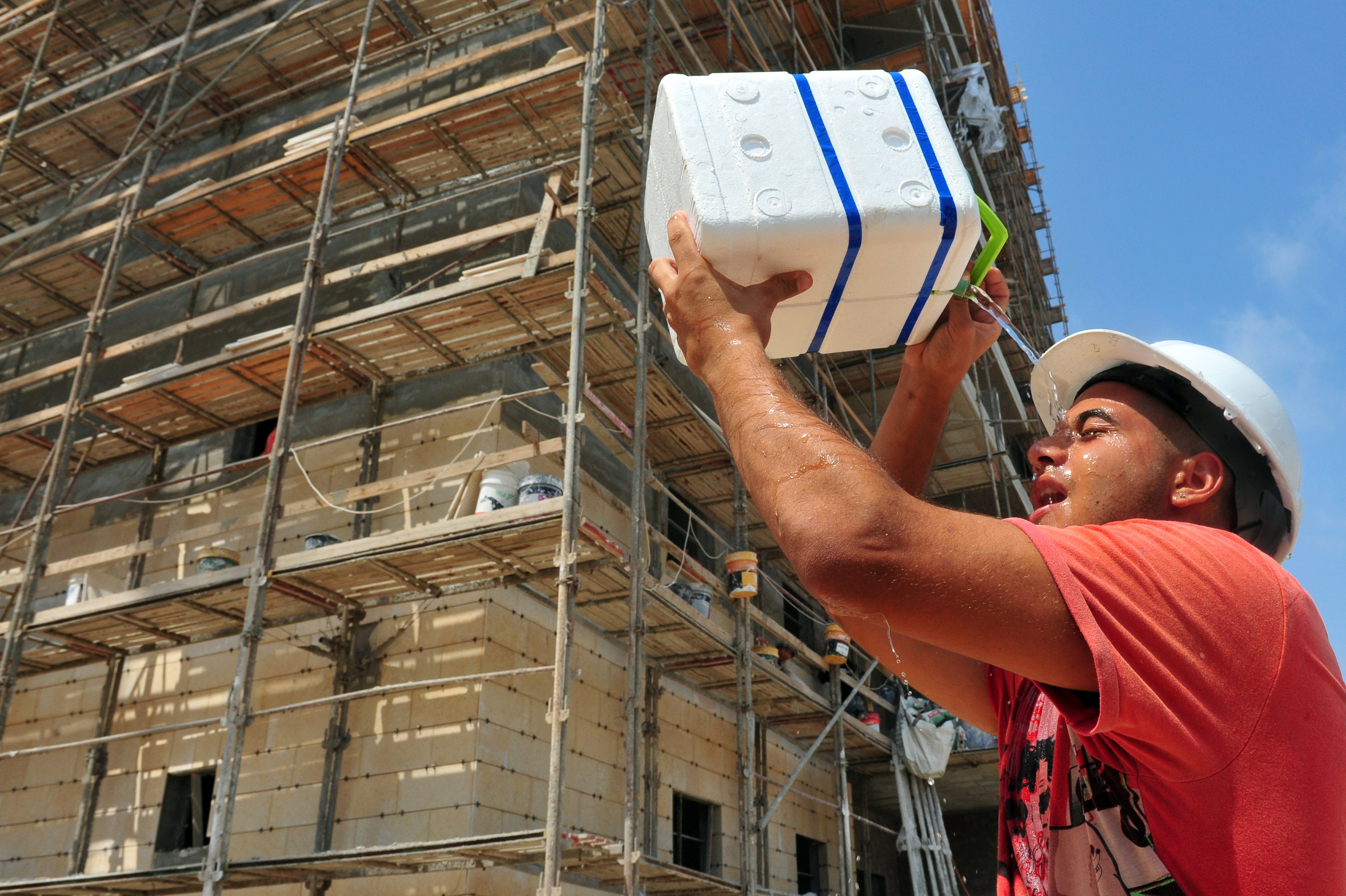 Working Safely Outdoors in Hot Weather